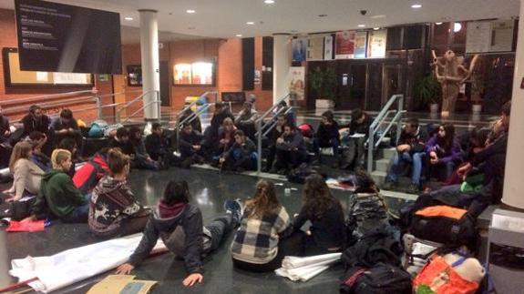 Alumnos de la UPV se encierran en los campus de Leioa y Vitoria en la víspera de la huelga