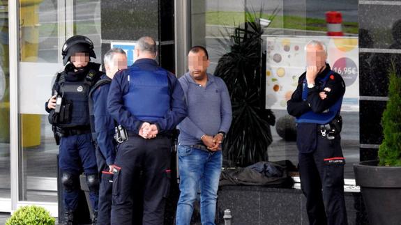 Una trifulca entre dos clientes acaba con un hotel acordonado en Barakaldo