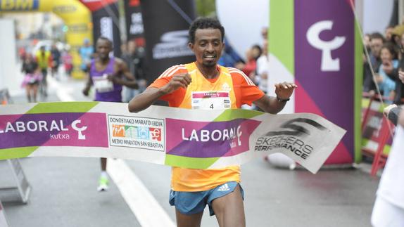 Etiopía recupera la corona con Azneraw Bekele