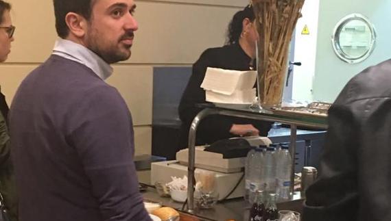 'Pillan' a un senador de Podemos con Coca-Cola en la Cámara tras promover su prohibición