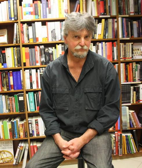 Bere «mikro-munduko» bitxiak argitara ateratzen segitzen du Patziku Perurenak