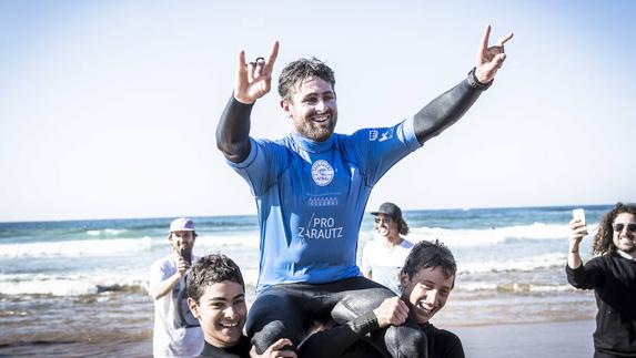 Zarautz celebra el triunfo de su hijo adoptivo
