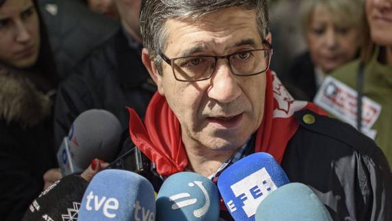 Patxi López presenta 12.000 avales, casi 3.000 más de los exigidos