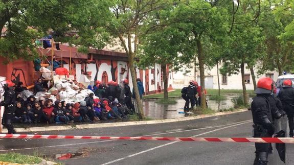 Batalla campal en un barrio okupa de Vitoria al cortarles la electricidad