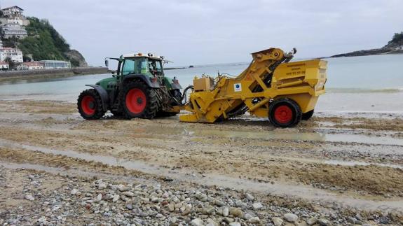 Comienza la retirada de las piedras de Ondarreta con una máquina despedregadora