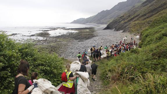 Llenan 40 sacas en la limpieza voluntaria de los acantilados del flysch