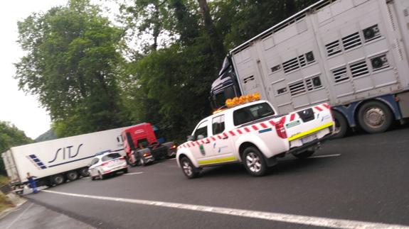 Abierta la N-1 en Idiazabal tras siete kilómetros de retenciones al hacer la tijera un camión
