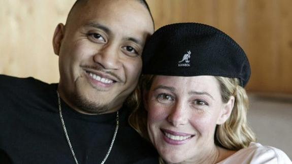 Pide el divorcio a la exprofesora que le violó cuando tenía 12 años