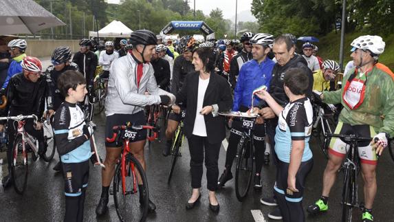 Exciclistas y cicloturistas retan a la lluvia en Tolosa