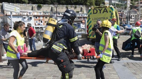 Un simulacro moviliza a un centenar de personas en el puerto de Donostia