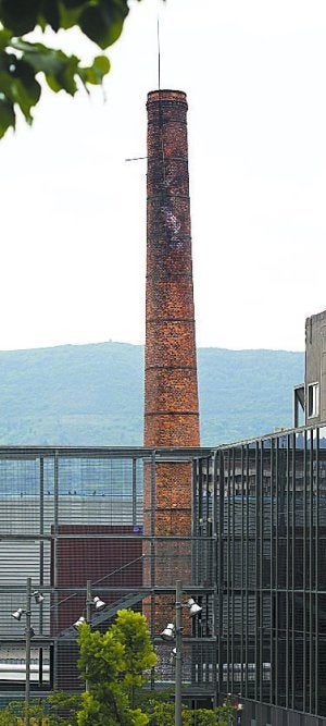 Adjudicadas las obras de conservación de la chimenea de Fosforera | El